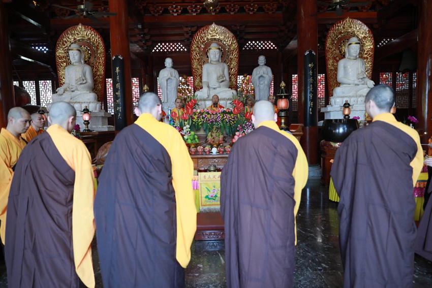 厦门鸿山寺"万佛法会"一幕