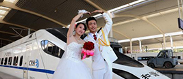 哈尔滨“铁路情侣”坐动车结婚 最北高铁见证浪漫爱情