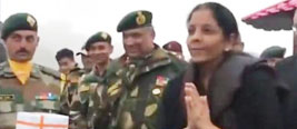 新任的印度女防长与中国解放军军官交流 双手合十致意