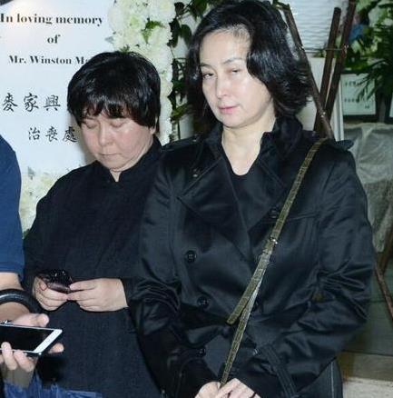 十姑娘儿子设灵 赌王何鸿燊3房子女到场致祭_凤凰财经