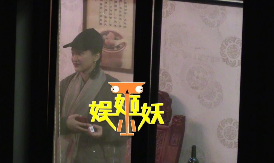 老公不在?周迅回老家庆生 获神秘男子陪伴