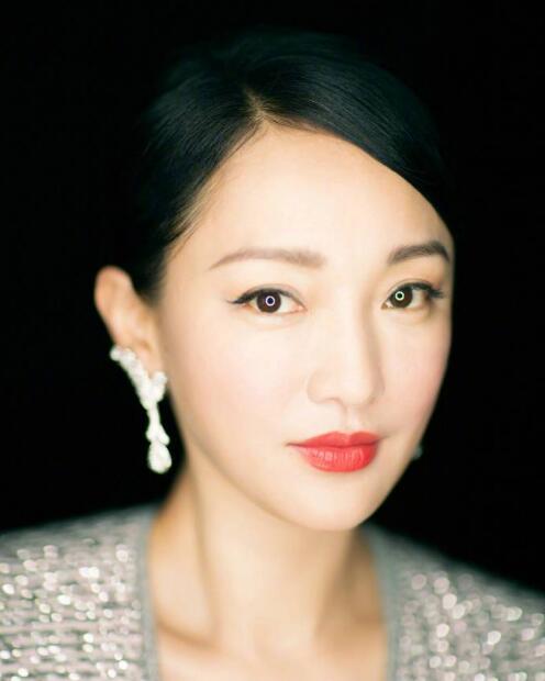 老公不在?周迅回老家庆生 获神秘男子陪伴