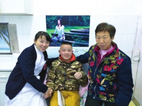 少年患脑瘤两次开颅 对妈妈没印象作文里全是奶奶