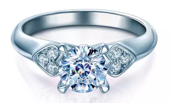 时尚生活 蓝色火焰钻石拥有超越常规的89个切面,更加合理地运用光学