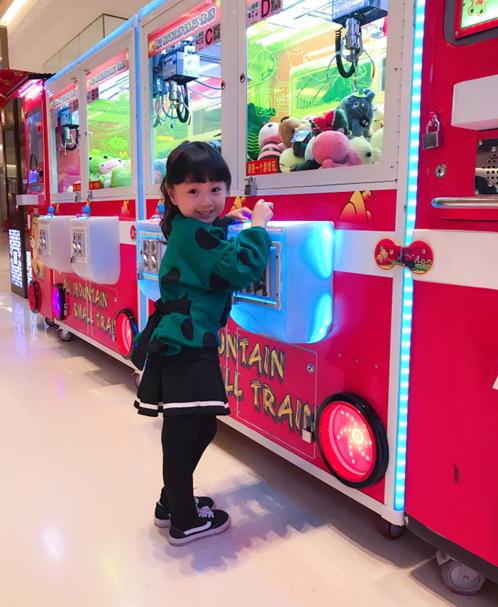 小山竹晒抓娃娃照片 可爱童颜笑容灿烂美如小