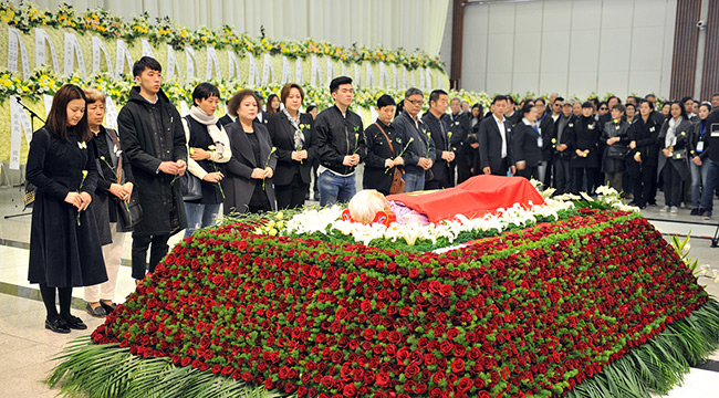 著名越剧表演艺术家傅全香遗体告别 众亲朋好友前来送行