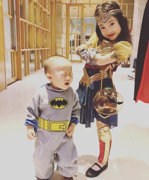 奥莉变装神奇女侠超酷 弟弟变小小蝙蝠侠表情亮了
