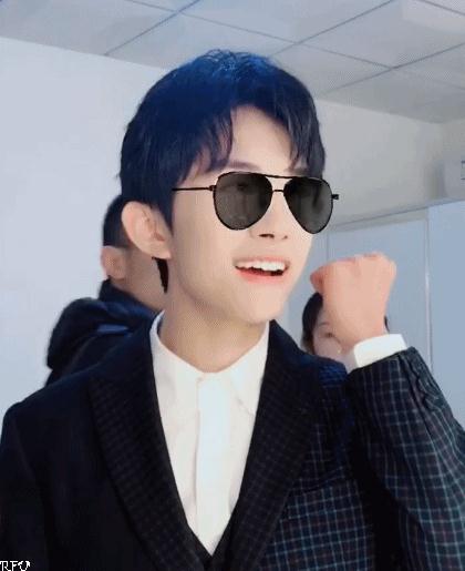 高能预警!易烊千玺送三千万粉丝福利玩嗨拍照