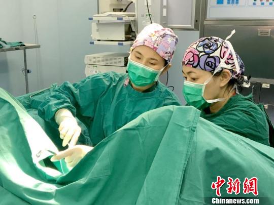 上海专家尝试延迟分娩方案：龙凤胎妹妹延迟32天降世