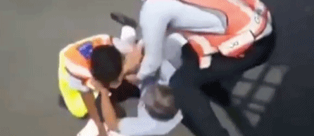 地勤拒让乘客上摆渡车 拖走乘客狠摔在地扭打成一团