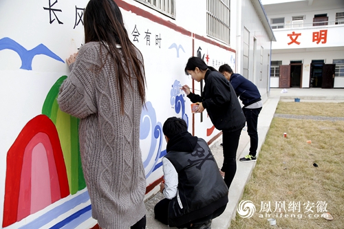 大学生为乡村小学义务墙绘小学生自发折纸玫瑰感恩