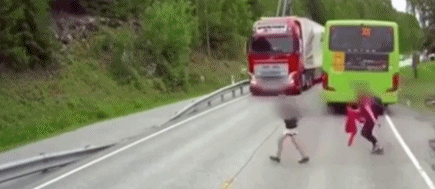男孩横穿公路侥幸躲过一劫 那一刻死神距离他只有1厘米