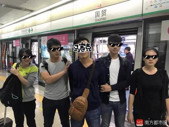 深圳地铁1号线男子玩手机突然被铐 只因他做了这事