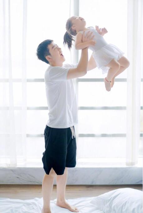 王栎鑫深情发长文表白女儿 苏醒调侃“取关倒计时”