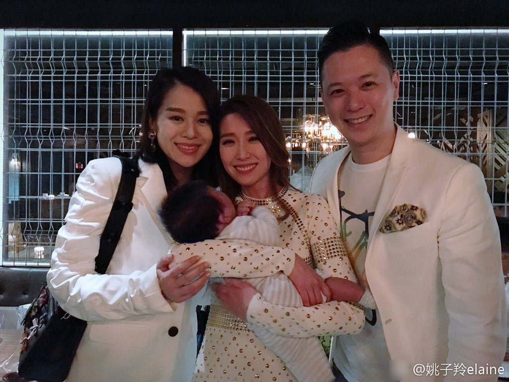胡杏儿一家现身好友生日宴 宝宝头发浓密实力抢镜
