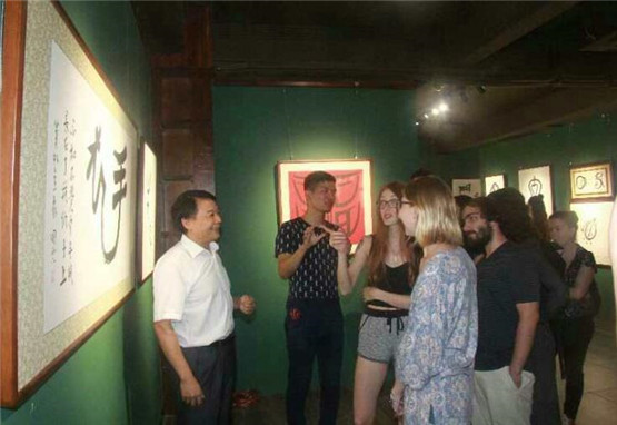 梅国云笔外意象作品展在海口展出 吸引外国友