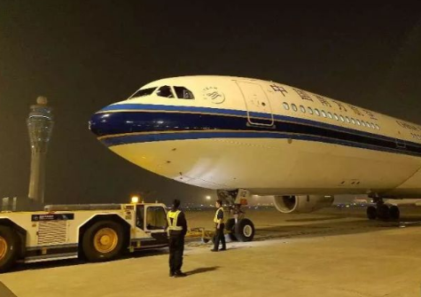 1.7万中国游客滞留印尼 中国6架包机再出发