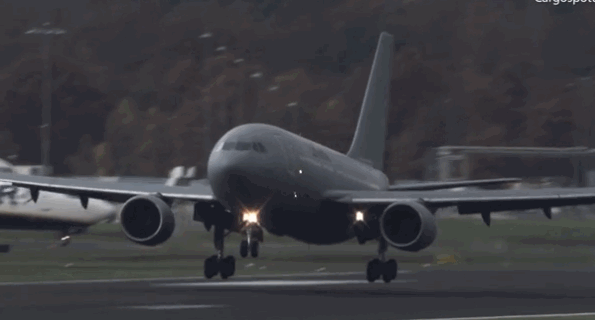 德国:飞机遇强风 着陆瞬间倾斜