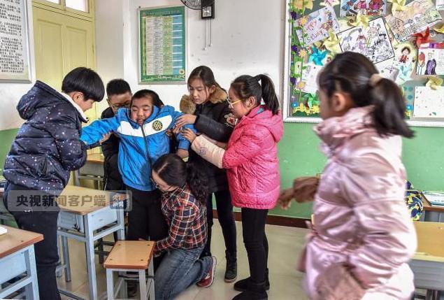 感动！最美女教师4年跪地千次照顾患病学生