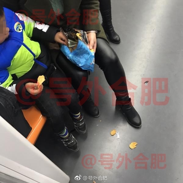 无语!合肥地铁上家长踩碎掉落食物 旁边孩子学着踩