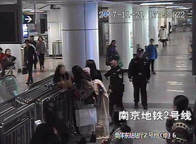 南京地铁上女乘客因拥挤争执 连踢孕妇肚子3脚被行拘
