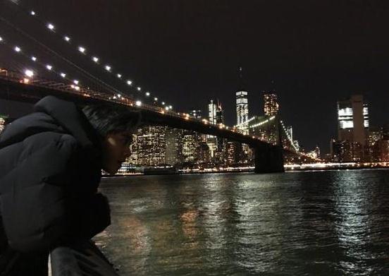 李易峰纽约河畔赏夜景 万家灯火下神情专注且悠然