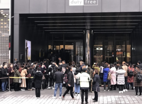 中国游客在韩国免税店外排40米长队 韩媒:堪比从前