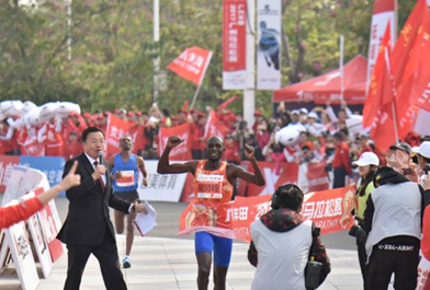 2017广州马拉松,在奔跑中国的路上永不止步!