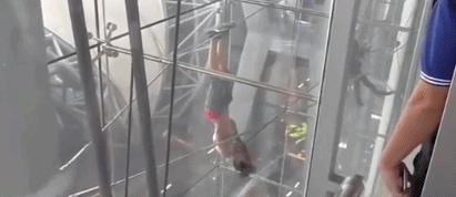 女子徒手爬机场钢梁玩高空倒挂 体力透支坠落