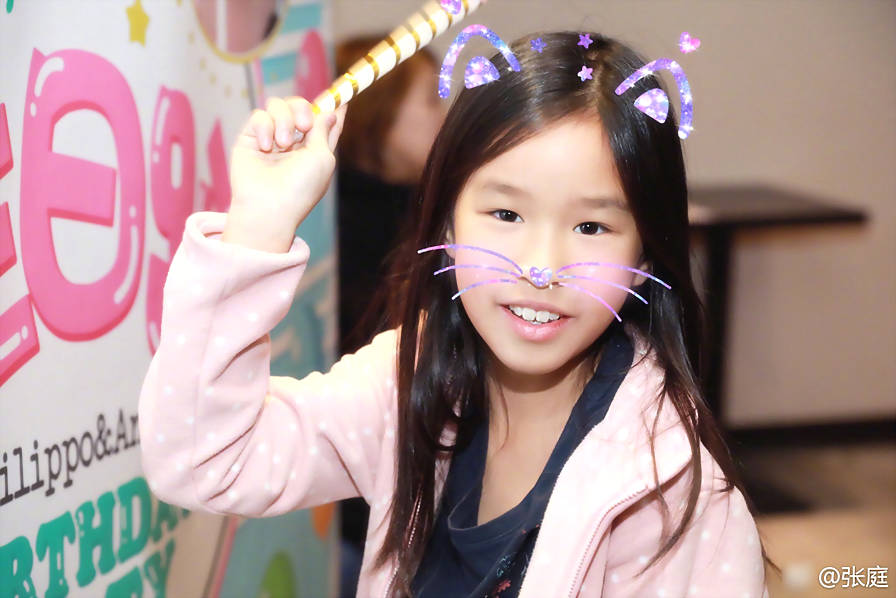 张庭全家为女儿庆生 一家四口合影其乐融融