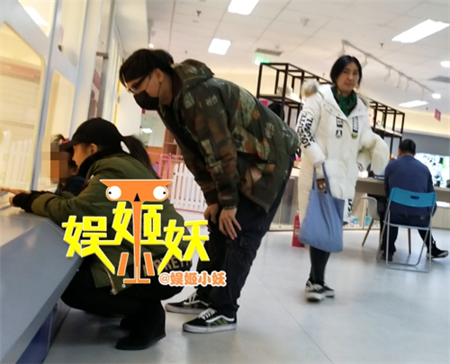 陈易馨回了条微信孩子转眼沉到泳池底女医生现场果断施救