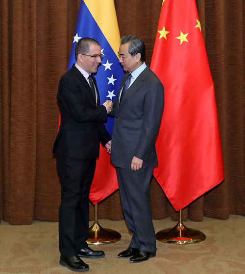 王毅与委内瑞拉外长阿雷亚萨举行会谈