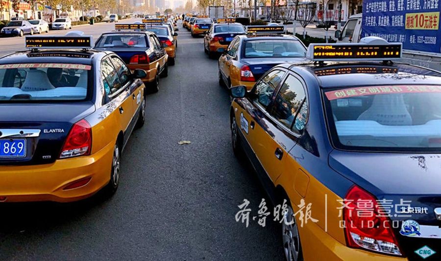 济宁出租车排队近600米 只为等气!