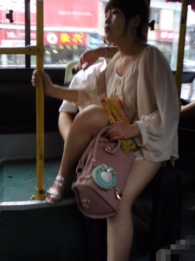 女子这样坐公交，完全不顾他人感受，满车乘客怒而不言