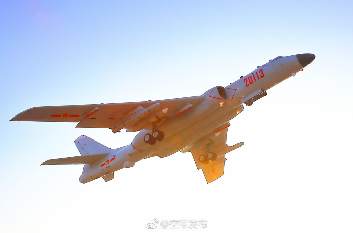 中国空军编队飞越对马海峡 赴日本海远洋训练