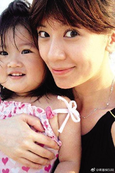 看了贾静雯大女儿十年前的照片，被她家的基因震惊了
