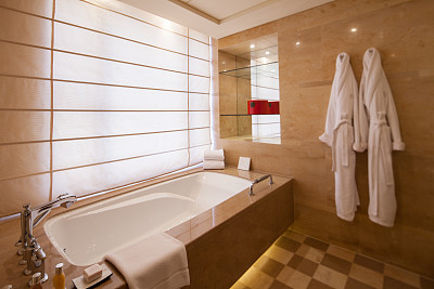 五星酒店被指用浴巾擦地 哈尔滨卫计委等介入调查