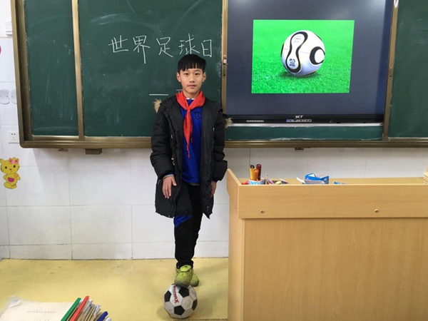 传递足球精神点燃足球希望--小学世界足球日