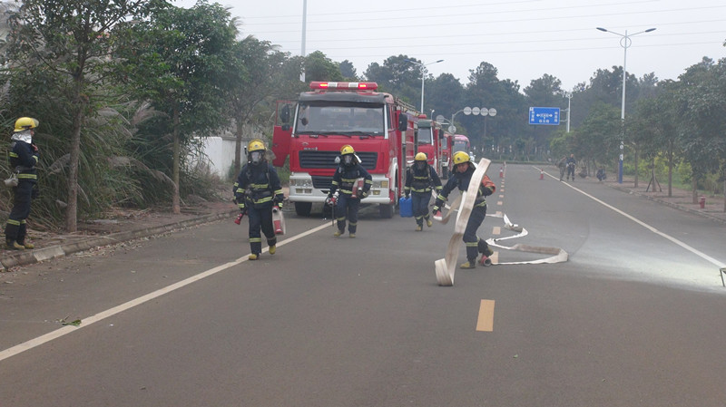 海南临高消防生动逼真的灭火实战演练引来路人