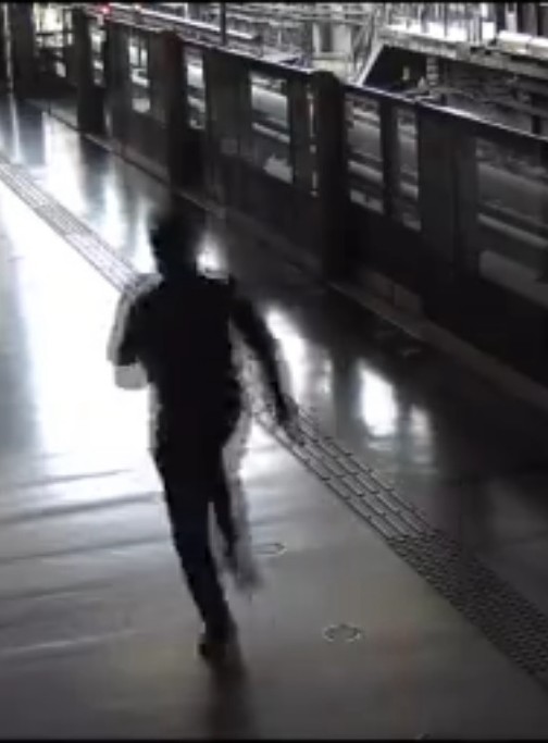 在逃嫌犯闯入轨道导致46列地铁晚点