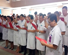 商丘市中心医院举行首届中国医师节百名医师宣誓签名活动