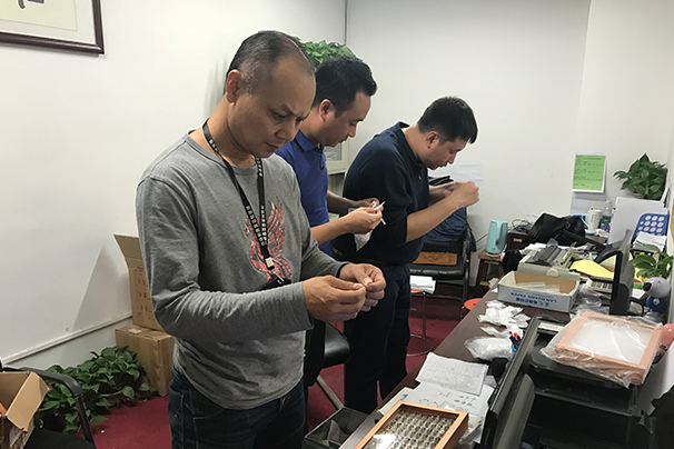 罗湖局联合公安机关在水贝查获生产销售侵权饰品案