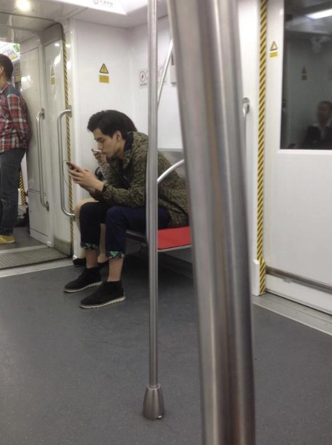 网友晒三年前地铁偶遇胡一天照片 高颜值让人想搭讪