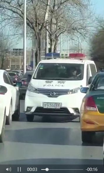 “豫·H3668警”警车在京逆行 车内人员被曝辱骂他人