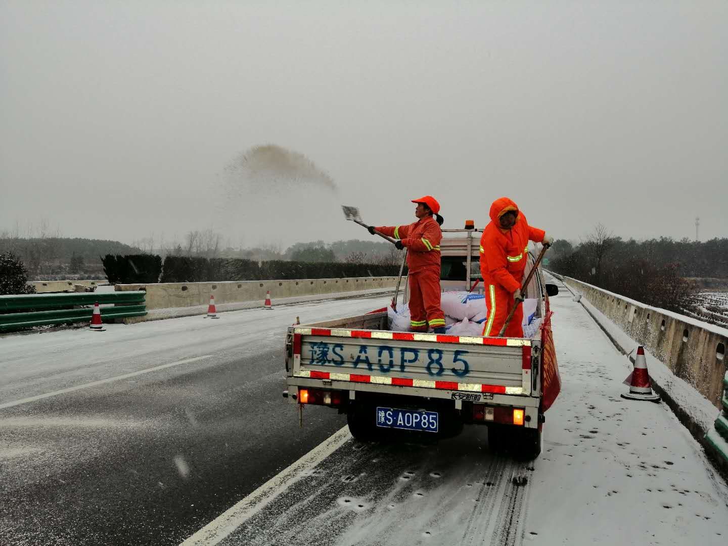 山西运城春节假期最后一天遇大雪，高速封闭返程车辆拥堵省道_澎湃号·湃客_澎湃新闻-The Paper