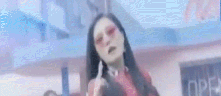 赵本山女儿加油站热舞 网友称:非主流气息太重!