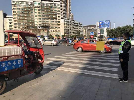 资阳:驾照被扣完12分 被罚穿3天绿马褂上路指