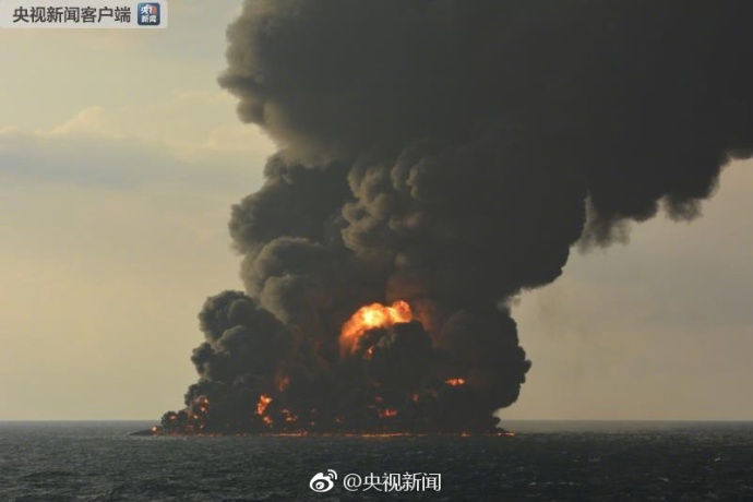 “桑吉”轮溢油情况严重 海上出现近10平方公里油污带