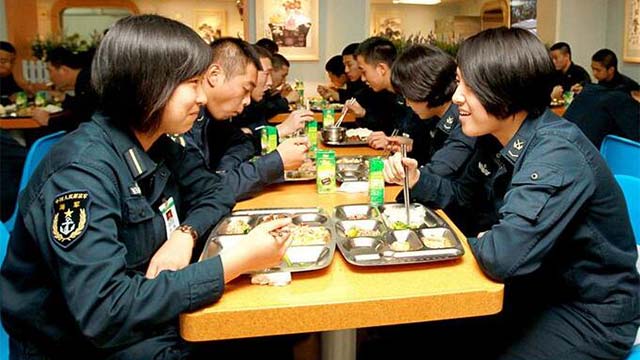 中国航母编队一天能吃多少？