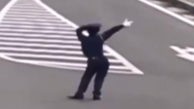 厉害了！交警花式指挥交通